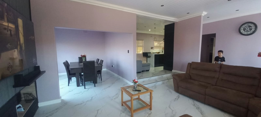 5 Bedroom Property for Sale in Belgravia Western Cape